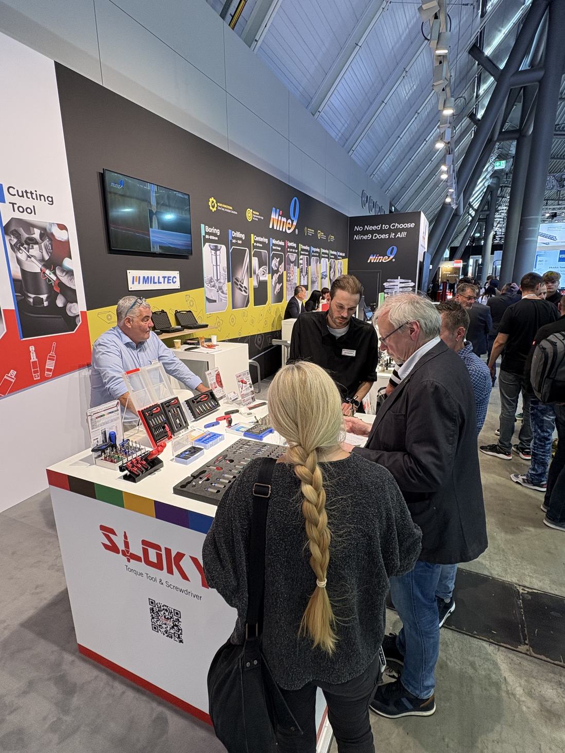 Besucher am proZerspanung SLOKY und Nine9 Stand auf der AMB 2026, im Hintergrund weitere Besucher im belebten Messegang