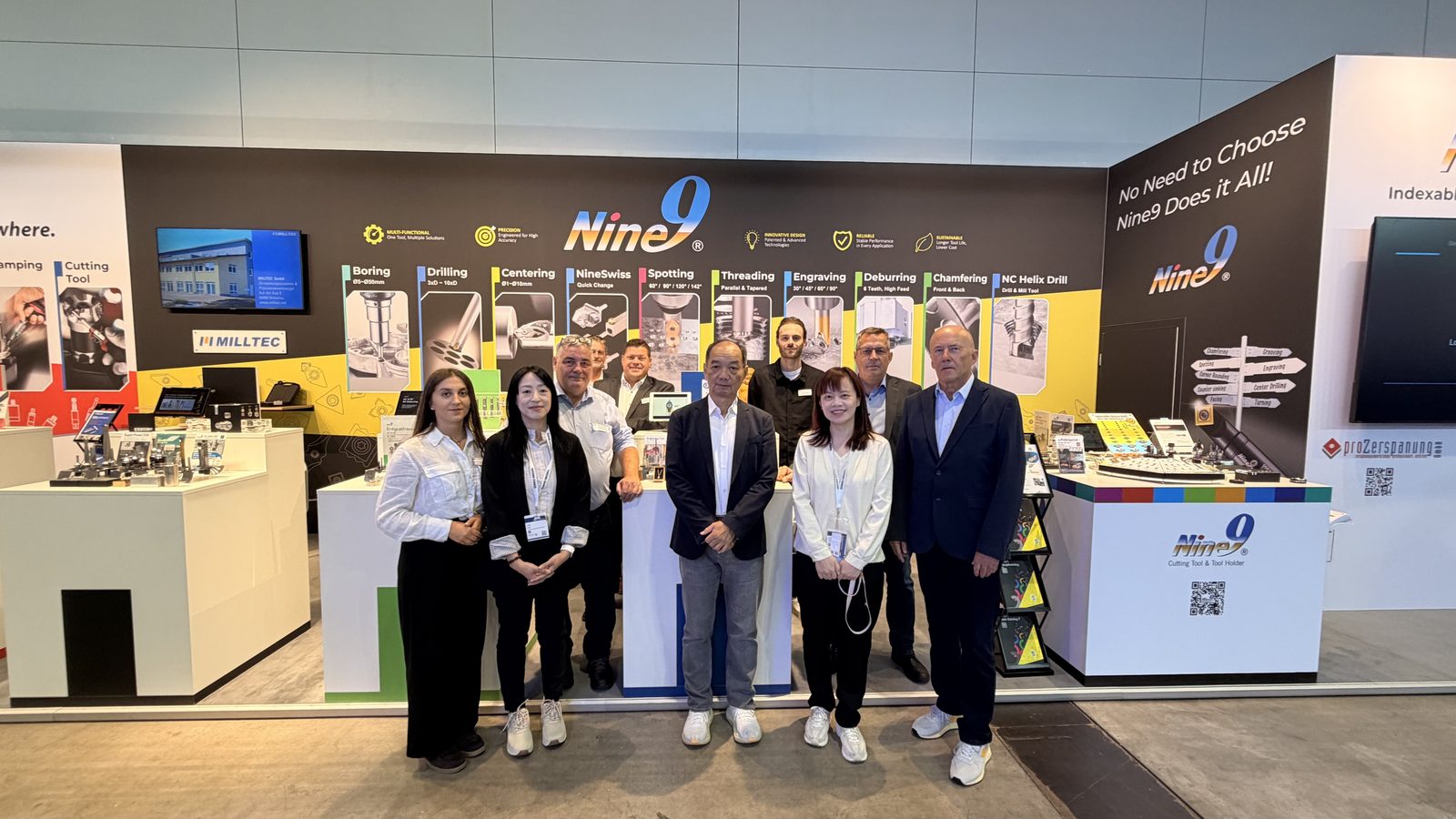 proZerspanung Team mit Kollegen von Nine9 und Milltec am Stand E13 auf der AMB 2026 in Stuttgart